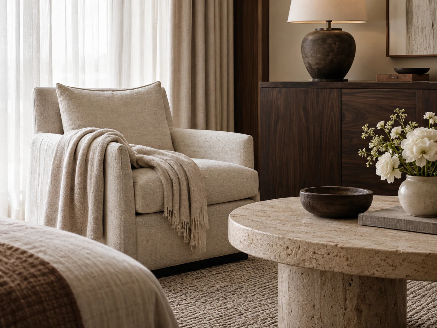 Lounge de hotel con materiales naturales y luz cálida; imagen conceptual